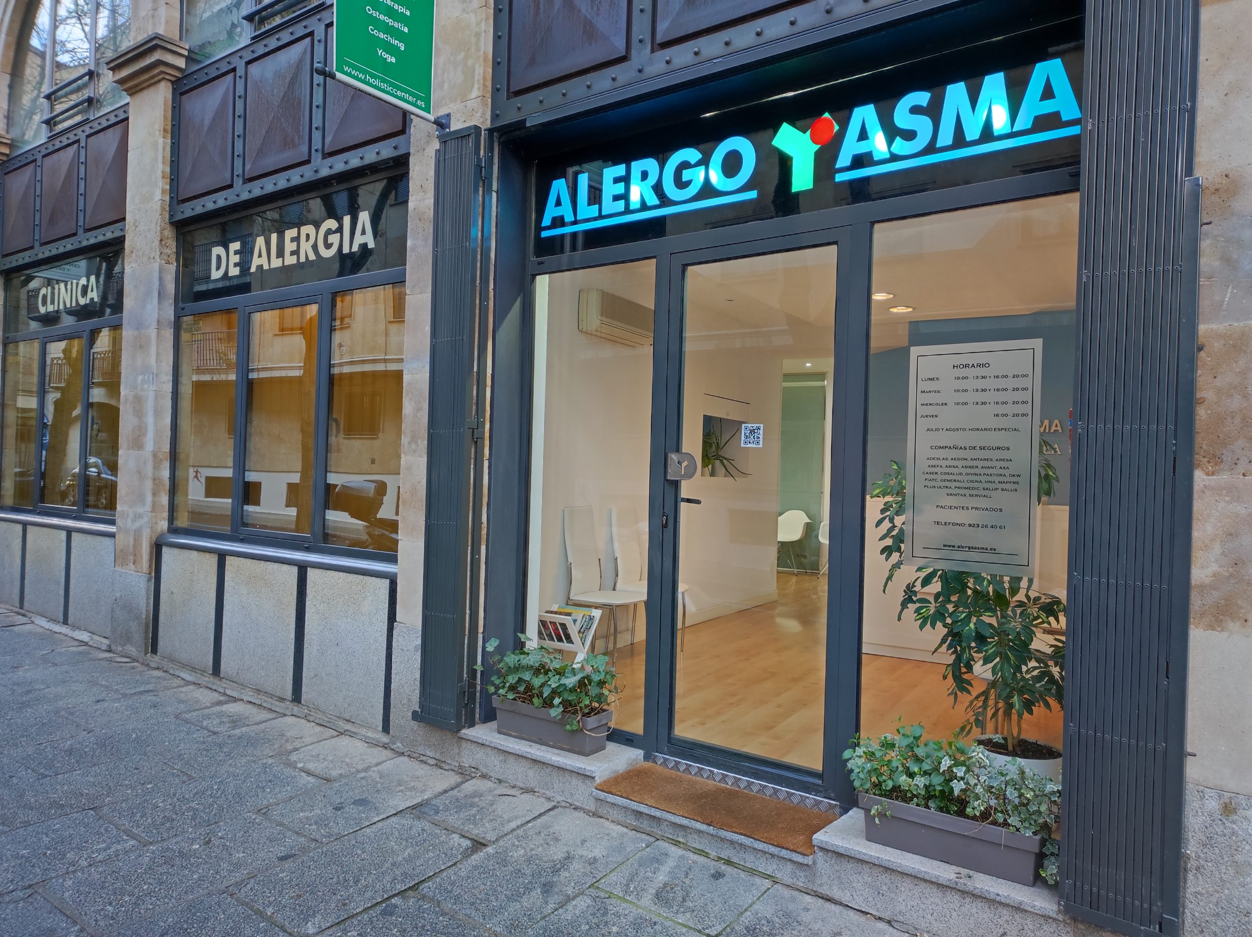 Médico especialista atendiendo a un paciente durante una consulta de alergología